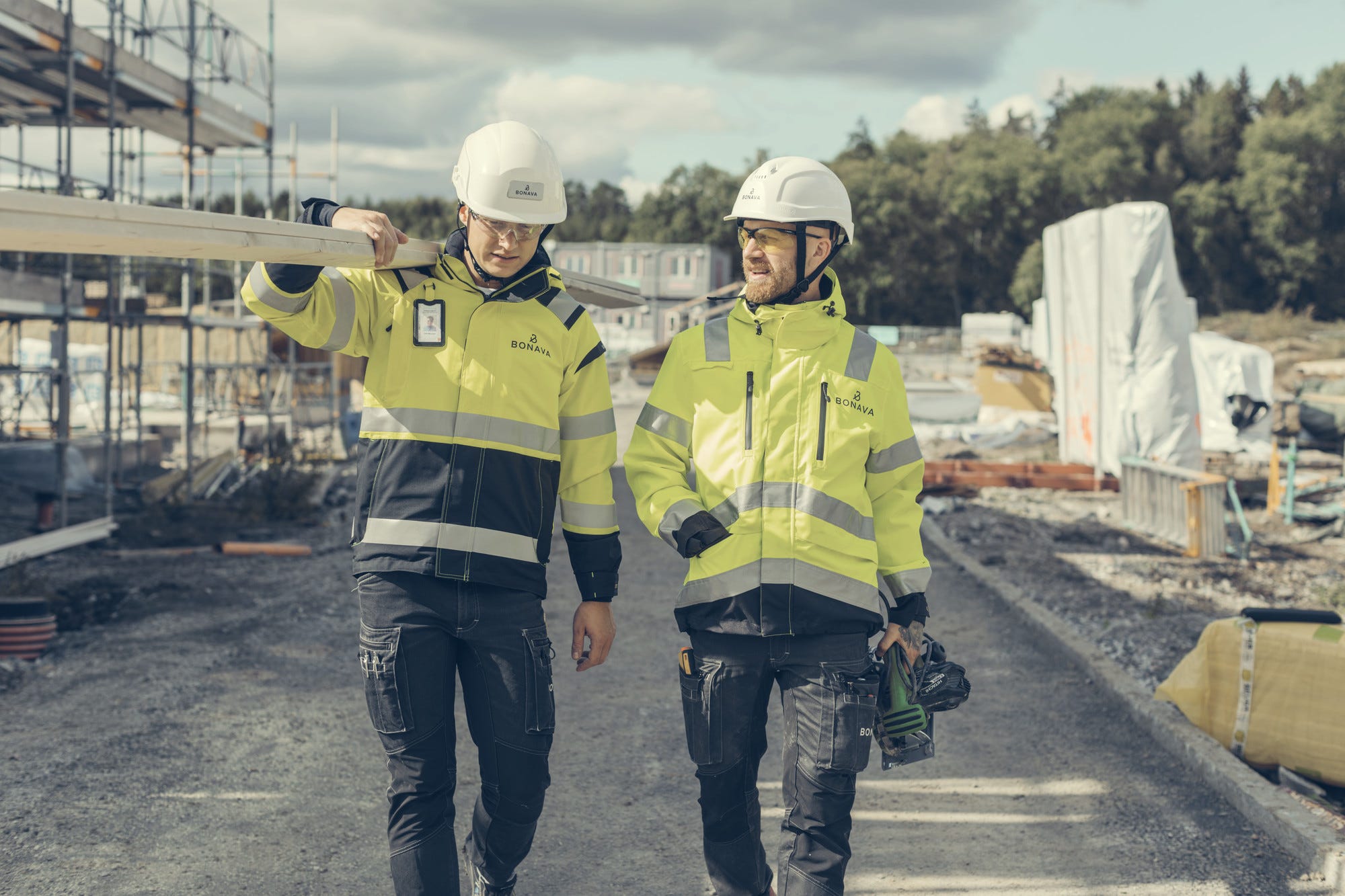 Carrying_material_at_construction_site.jpg